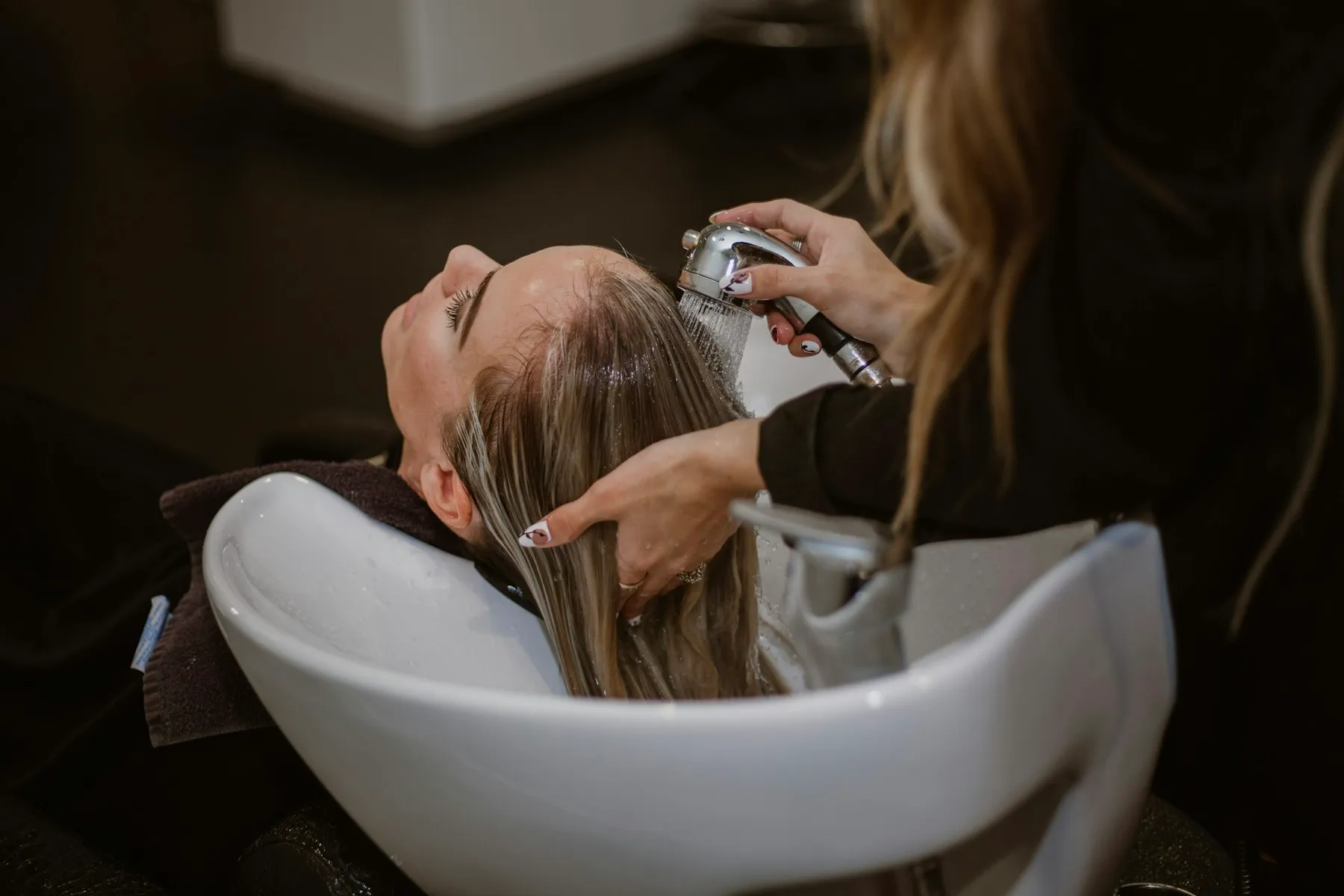 Cliente a lavar o cabelo num salão